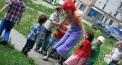 День рождения с двумя клоунами на улице - фотография 2